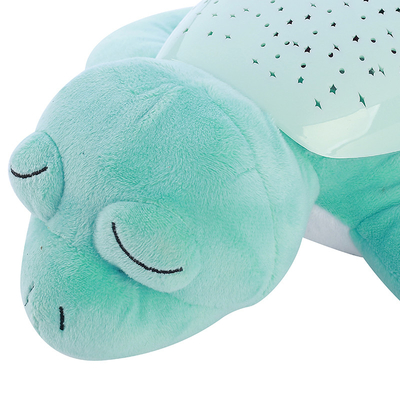 Enfants d'âge préscolaire, une tortue charmante avec une sueur musicale et une lumière nocturne.
