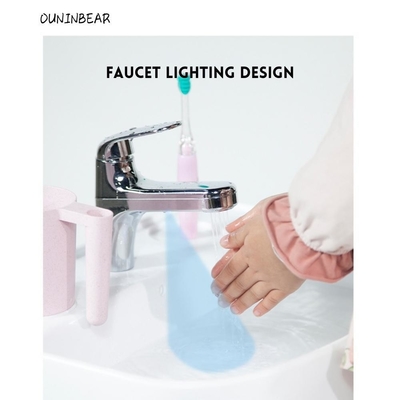 C'est un bain à eau pour les enfants avec des couleurs personnalisées
