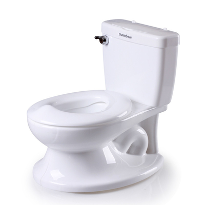 Une toilette confortable avec un bouton de poignée et un lavabo bébé avec le logo Ouninbear