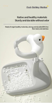 Des dessins animés de canards, des outils de bain pour bébé, des tables de douche pour bébé.