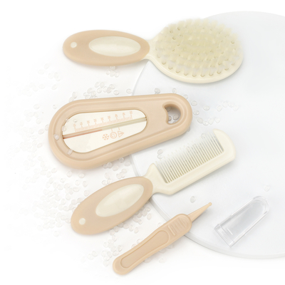 Une brosse douce pour bébé, un thermomètre pour l' eau de bain, pour les soins de la tête des nouveau-nés.
